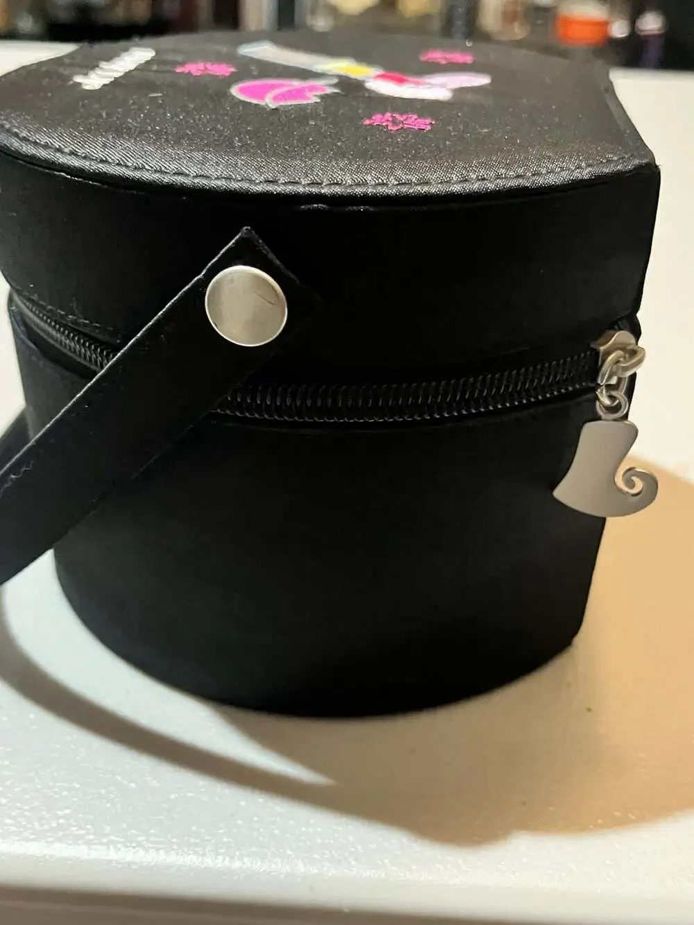 003-0033 Mary Kay Round Embroidered Cosmetics Case with Lipstick and Lips Motif